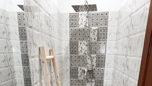 Een badkamer met een houten ladder, een handdoekhouder en een plank met toiletartikelen.