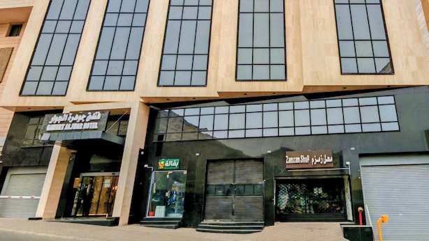 Un edificio de varios pisos con grandes ventanales y fachada plana.