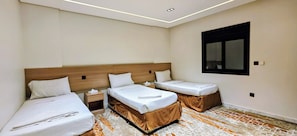 Habitació d'hotel amb dos llits, una taula de nit, un mirall i un paviment amb disseny.