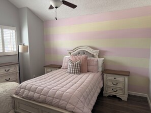 A bedroom with a bed, nightstands, a lamp, and a ceiling fan. - Vaulted ceilings, brand new appliances, overlooking pool/hot tub of complex. (Scottsdale)