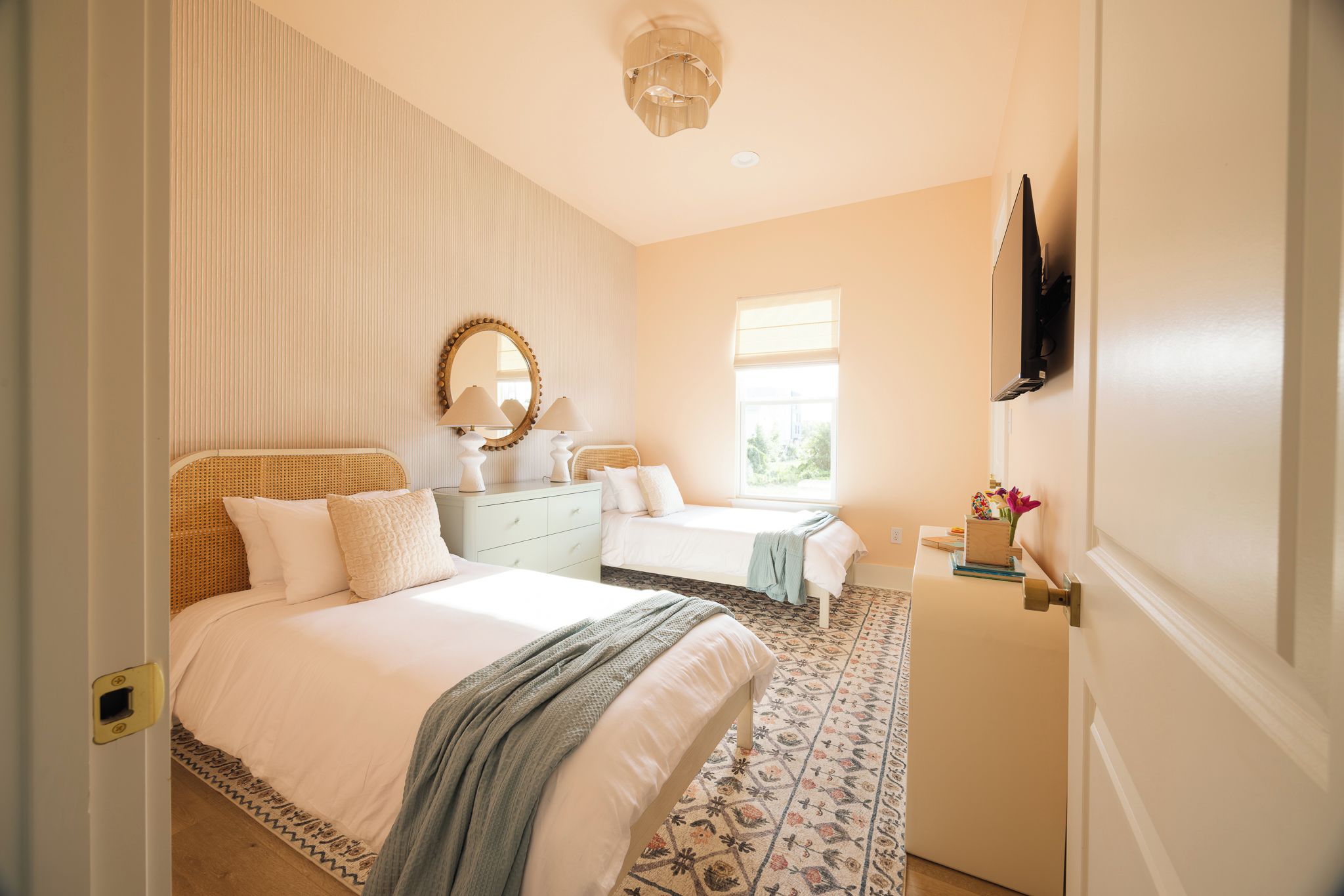 3 bedrooms, desk, iron/ironing board, travel crib