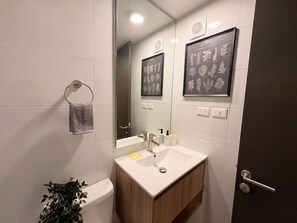 สตูดิโอ, เตียงควีนไซส์ 1 เตียง | ห้องน้ำ | ฝักบัว, ไดร์เป่าผม, ผ้าเช็ดตัว, กระดาษชำระ