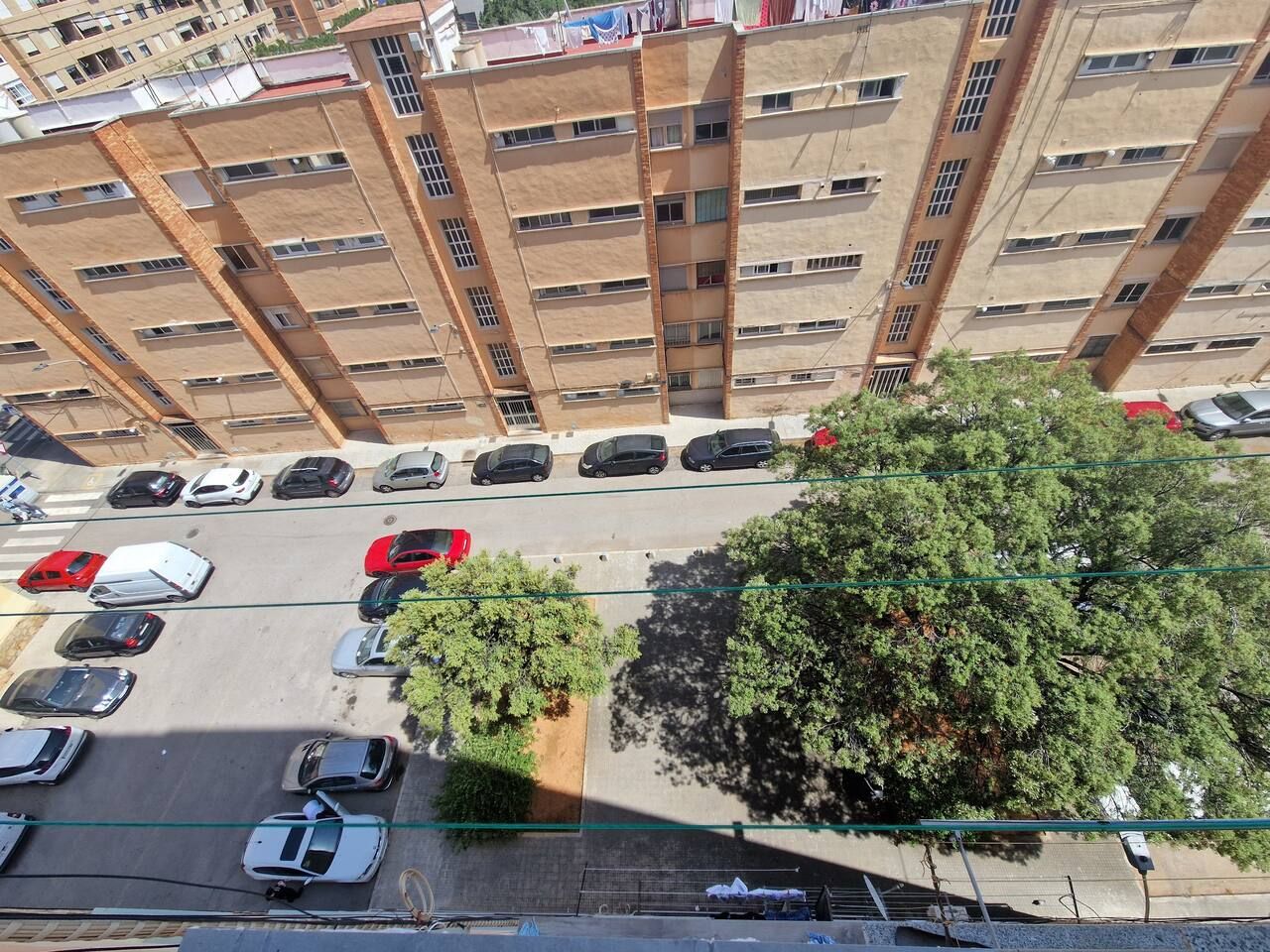 Eine mehrstöckige Parkgarage mit mehreren parkenden Autos.
