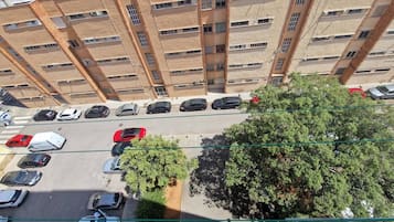 Eine mehrstöckige Parkgarage mit mehreren parkenden Autos.