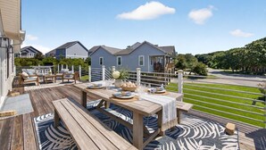 Outdoor dining - 4BR Heated Pool Gym EV Charger 5 Min Walk to Beach (Surf City)