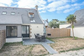 Une propriété résidentielle dotée d’un patio, d’un coin repas et d’une cour arrière clôturée.