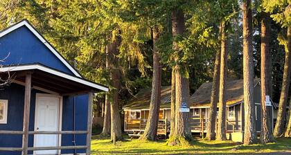 Cabin 7: A Cozy One-Bedroom Getaway by the Lake