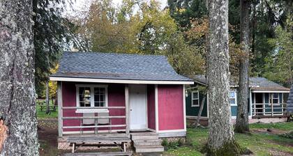 Cabin 7: A Cozy Retreat Just a Short Walk from the Lake