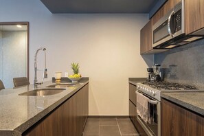 Eine moderne Küche mit einer Granitabdeckung, Edelstahlgeräten und Holzschränken.