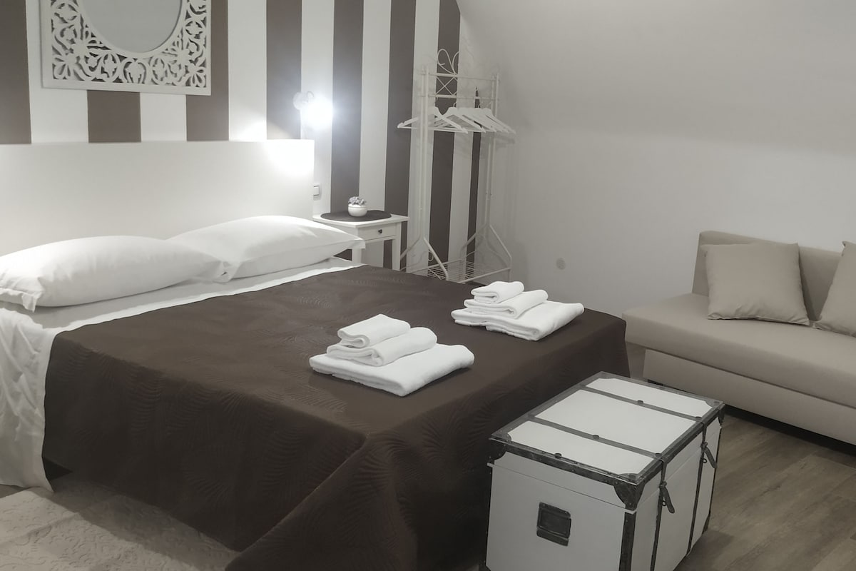 Phòng 4, sân hiên | Minibar, két bảo mật tại phòng, màn/rèm cản sáng, phòng cách âm 