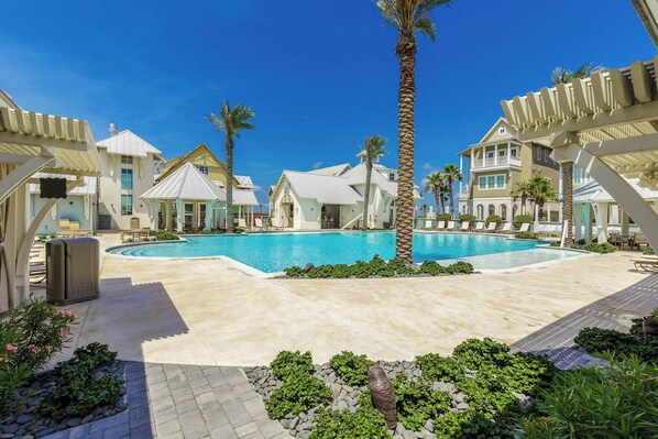 Een resort met een centraal gelegen zwembad, diverse ontspanningsruimtes en verschillende architectuurstijlen.
