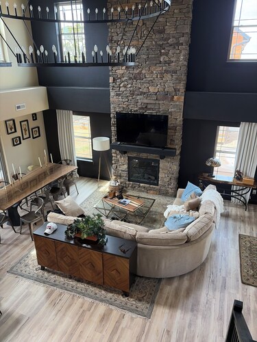 NEW! Tall Timbers LogNstone 4BR 4BA /Golf/ Fire pit/Hot Tub/ 7min to Branson