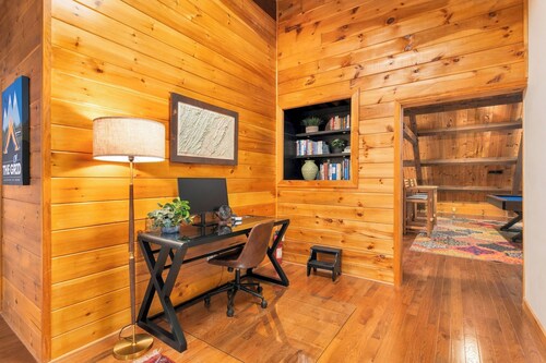8BR Massanutten Lodge w/ Hot Tub, Sauna. Sleeps 20
