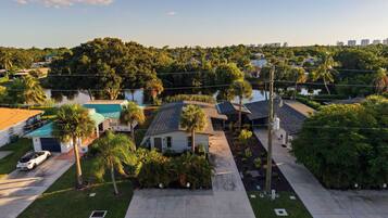 Área residencial com casas, piscina e vista ampla da paisagem ao redor.