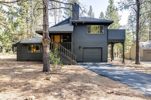 A two-story house with a front porch, a garage, and a covered outdoor area. - 2 Sandhill - Family-Friendly Sunriver Retreat Near Fort Rock Park with 8 SHARC Passes (Sunriver)