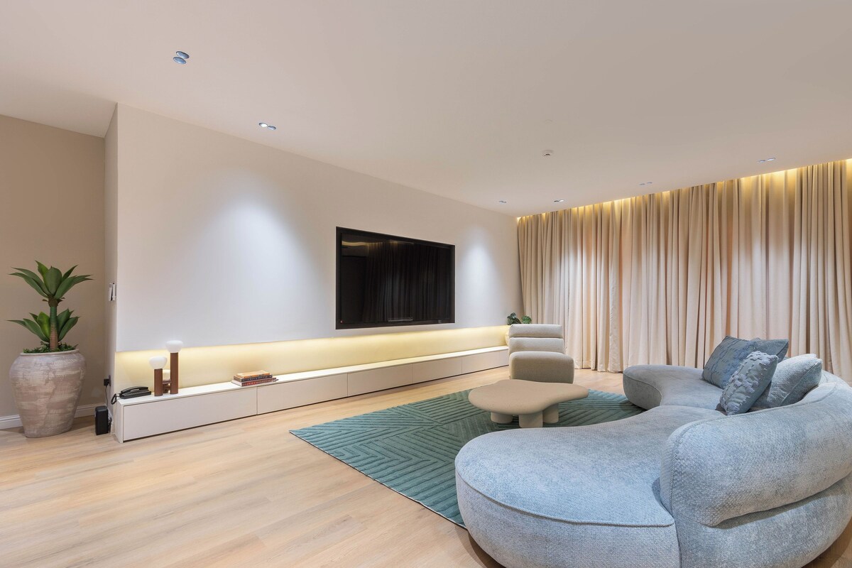Comfort Apartment, 2 Bedrooms, Kitchen, Pool View | Ruang tamu