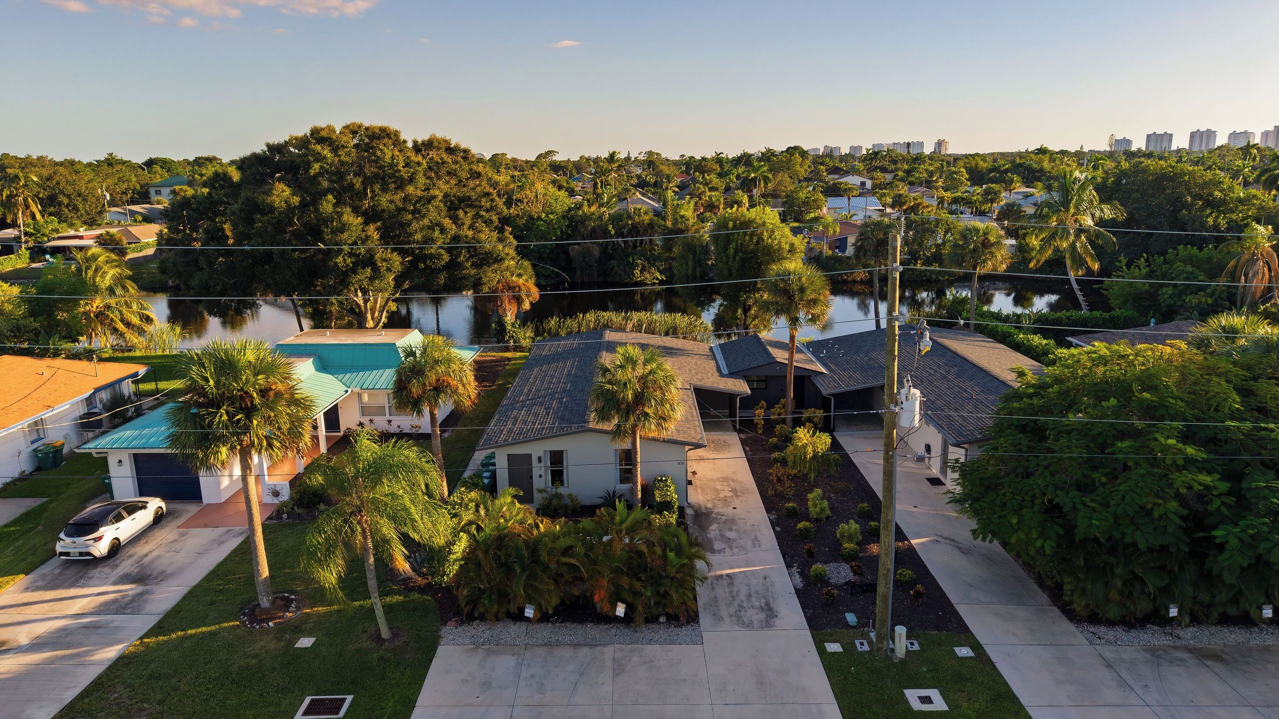 Área residencial com casas, piscina e vista ampla da paisagem ao redor.