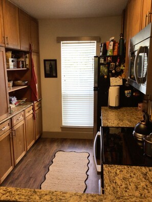 Private kitchen - Perfect for ACL, F1 and any Festival Downtown! An E-Scooter from everything. (Austin)