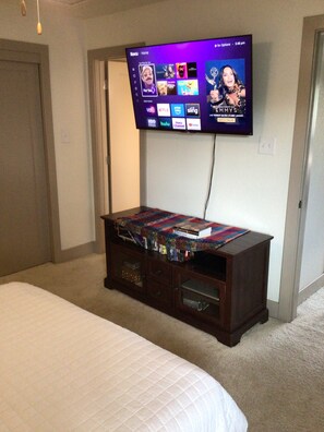 Room - Perfect for ACL, F1 and any Festival Downtown! An E-Scooter from everything. (Austin)
