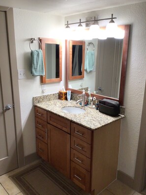 Bathroom - Perfect for ACL, F1 and any Festival Downtown! An E-Scooter from everything. (Austin)