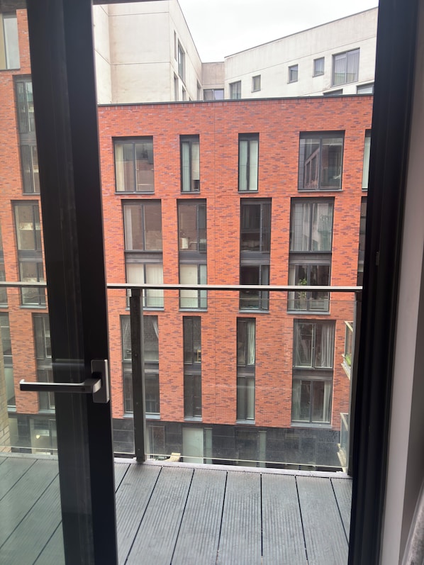 A view of a building with multiple windows and a balcony. - Stylish 2BR | City Centre | Near Northern Quarter (Manchester)