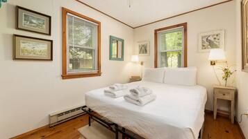 Iron/ironing board, free WiFi, bed sheets