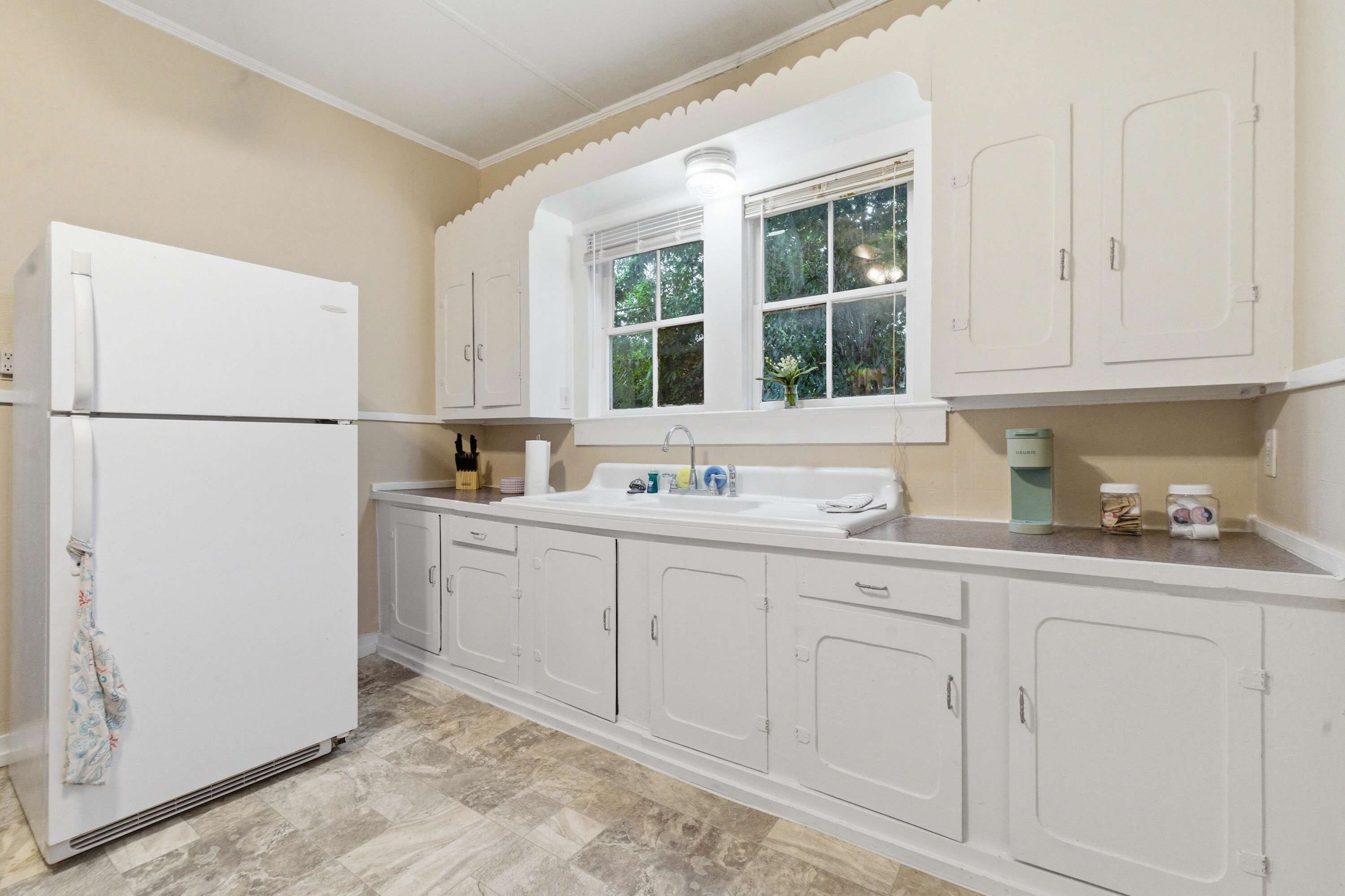 Coffee/tea maker, fridge, oven, stovetop