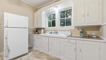 Coffee/tea maker, fridge, oven, stovetop