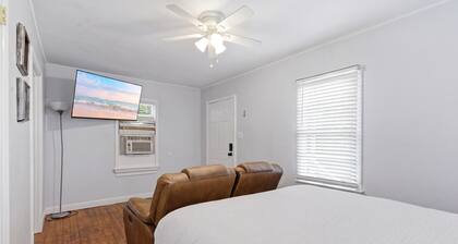Charming 1BR Cottage Near Downtown Lafayette