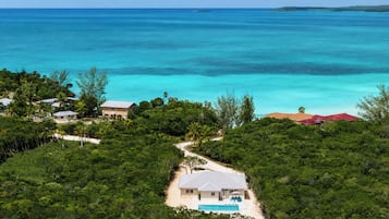 Una proprietà costiera con piscina, immersa nel verde e con vista sull'oceano.