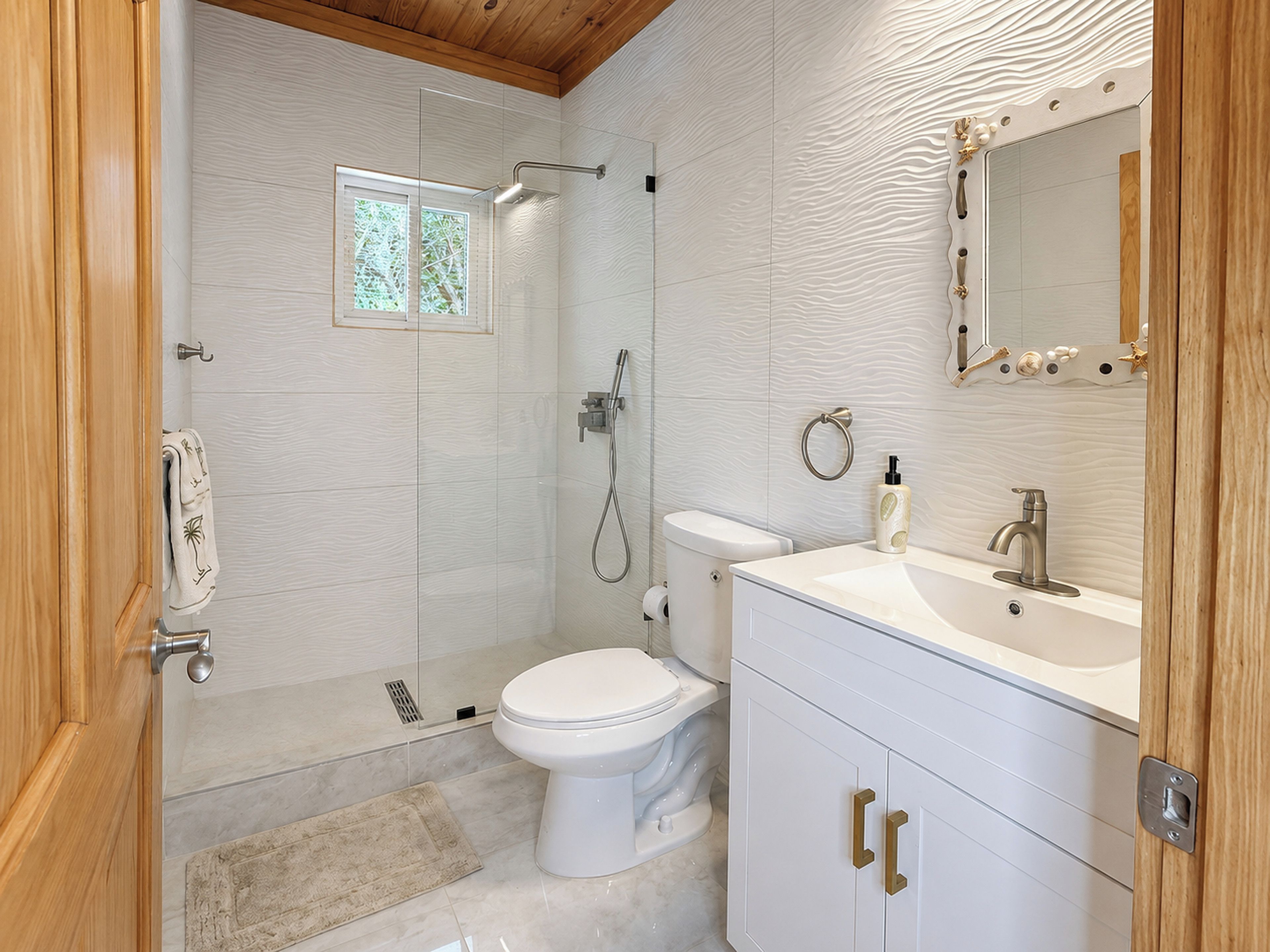 Ein modernes Badezimmer mit Toilette, Dusche und Waschbecken.