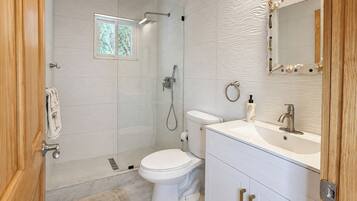 Ein modernes Badezimmer mit Toilette, Dusche und Waschbecken.