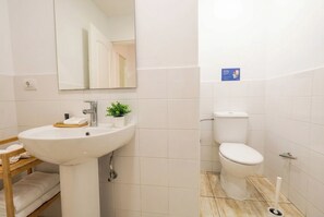 A bathroom with a sink, mirror, and toilet. - Elegant Stay La Naval 4 (Las Palmas de Gran Canaria)
