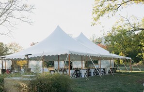 Outdoor dining - Everett Estate | Modern Luxury Meets Historic Charm (Nellysford)