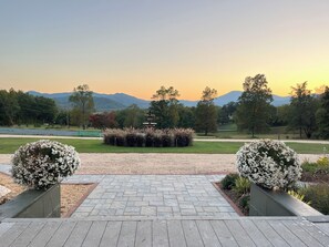 A paved pathway leading to a garden with a water feature and white flowering bushes. - Everett Estate | King Suite + Covered Porch (Nellysford)