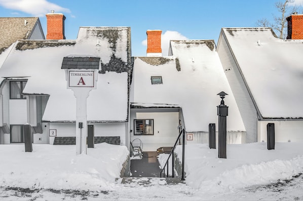 Et snedækket boligområde med huse nummeret 2, 3 og 4.