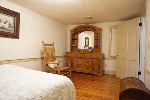 Secluded 2-bedroom house with PRIVATE RIVER ACCESS - Petersburg, WV