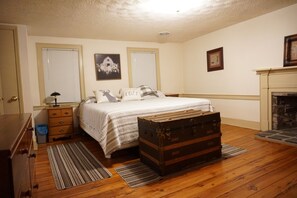 Iron/ironing board, WiFi, bed sheets - Secluded 2-bedroom house with PRIVATE RIVER ACCESS - Petersburg, WV (Petersburg)