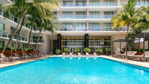 Outdoor pool, a heated pool - Bright apartment.  Desing district Miami neighborhood (Miami)