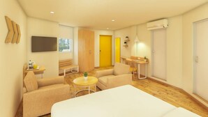 Ett modernt hotellrum med en stor säng, en soffa, ett litet runt bord och ett skrivbord. Det finns en tv monterad på väggen, ett fönster och en dörr.