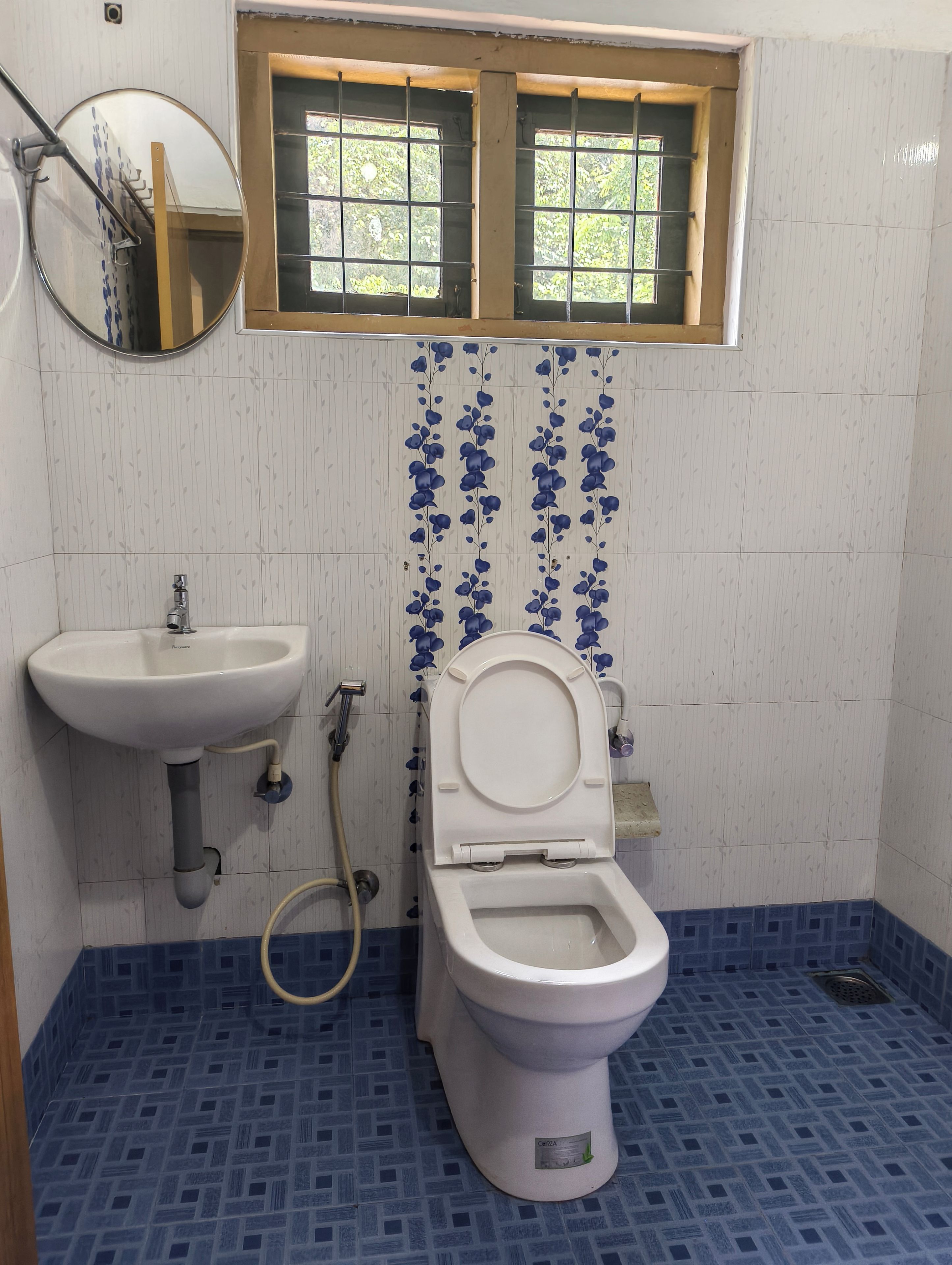 Un baño con inodoro, lavamanos y ventana.
