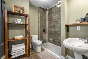 Bathroom - Rosebud Farmhouse | Cozy Family & Friends Getaway (Rosebud)
