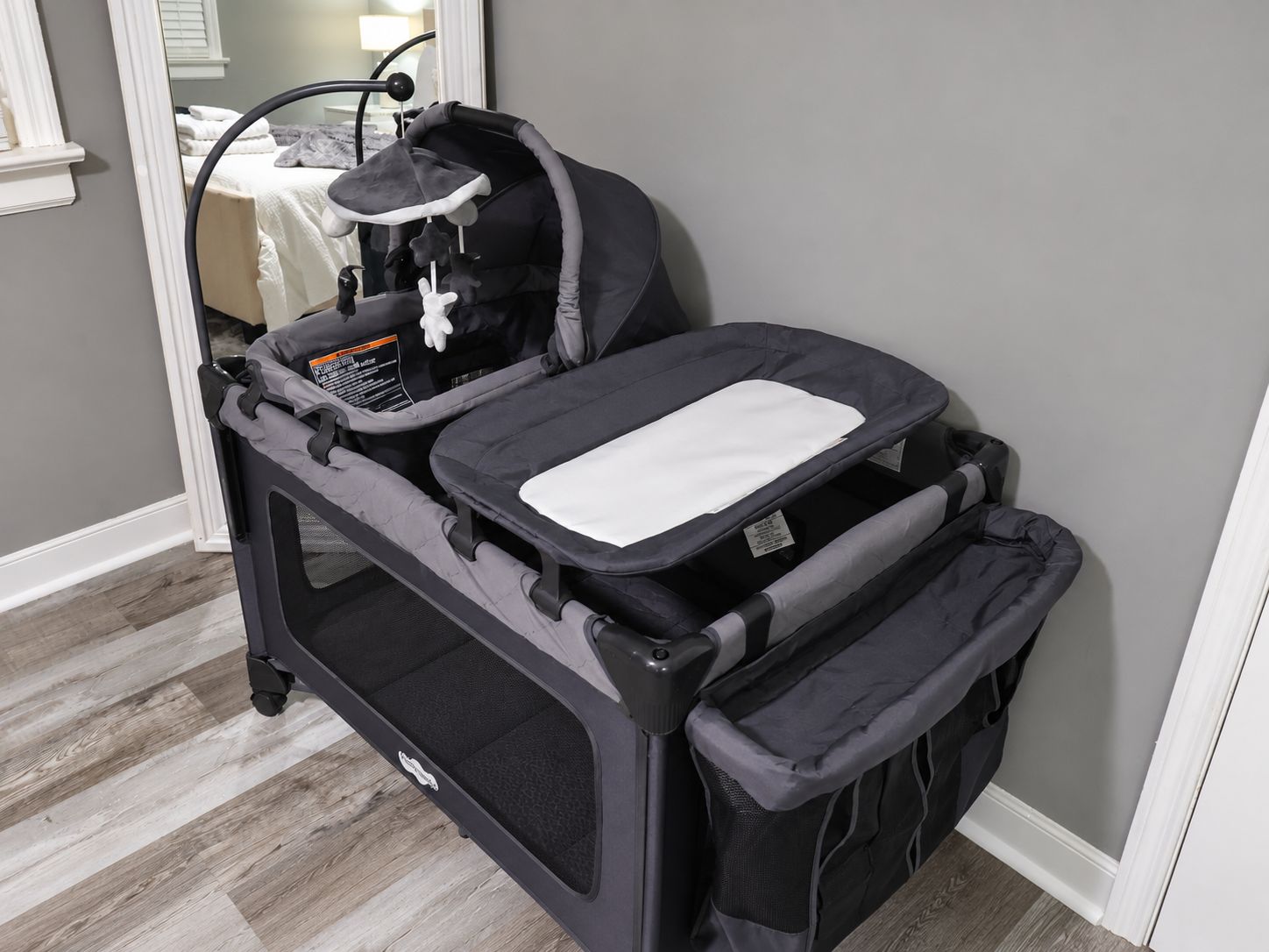 Une poussette pour bébé, pliable et facile à transporter, dotée d’une tablette et d’un panier de rangement.