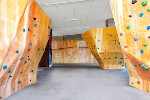 Eine Kletterhalle mit mehreren Kletterwänden und Tastern.