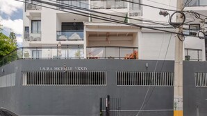 Edifício murado com a inscrição 'LAURA MICHELLE XXIV' na fachada.