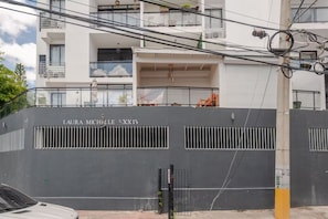 Un edificio recintato con la scritta 'LAURA MICHELLE XXIV' sulla facciata.
