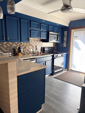Unclassified image, 5 of 17, button - Charming 3-bedroom house with AC in vibrant Detroit (Detroit)