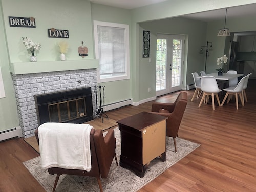 Charming 3-bedroom house in West Colorado Springs neighborhood