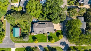 Oversigtsbillede af et boligområde med huse, veje og grønne områder.