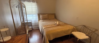 Decorated charming 3-bedroom house in Omaha with cool AC breeze